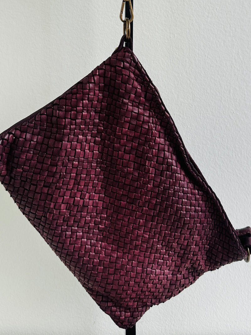 Borsa 100% pelle intrecciata con tracolla regolabile e removibile. Tasca interna con zip e tasca esterna sul retro con zip.  