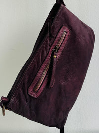 Borsa 100% pelle intrecciata con tracolla regolabile e removibile. Tasca interna con zip e tasca esterna sul retro con zip.  