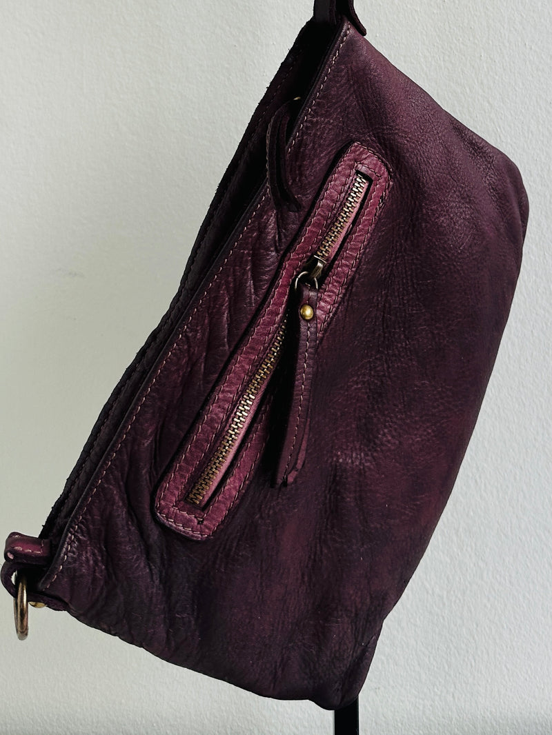 Borsa 100% pelle intrecciata con tracolla regolabile e removibile. Tasca interna con zip e tasca esterna sul retro con zip.  