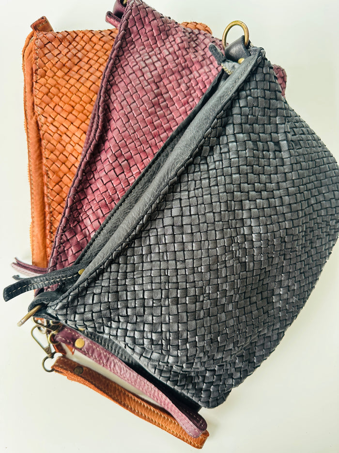 Borsa 100% pelle intrecciata con tracolla regolabile e removibile. Tasca interna con zip e tasca esterna sul retro con zip. 