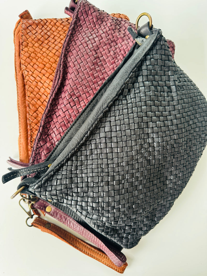 Borsa 100% pelle intrecciata con tracolla regolabile e removibile. Tasca interna con zip e tasca esterna sul retro con zip. 