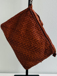 Borsa 100% pelle intrecciata con tracolla regolabile e removibile. Tasca interna con zip e tasca esterna sul retro con zip.   