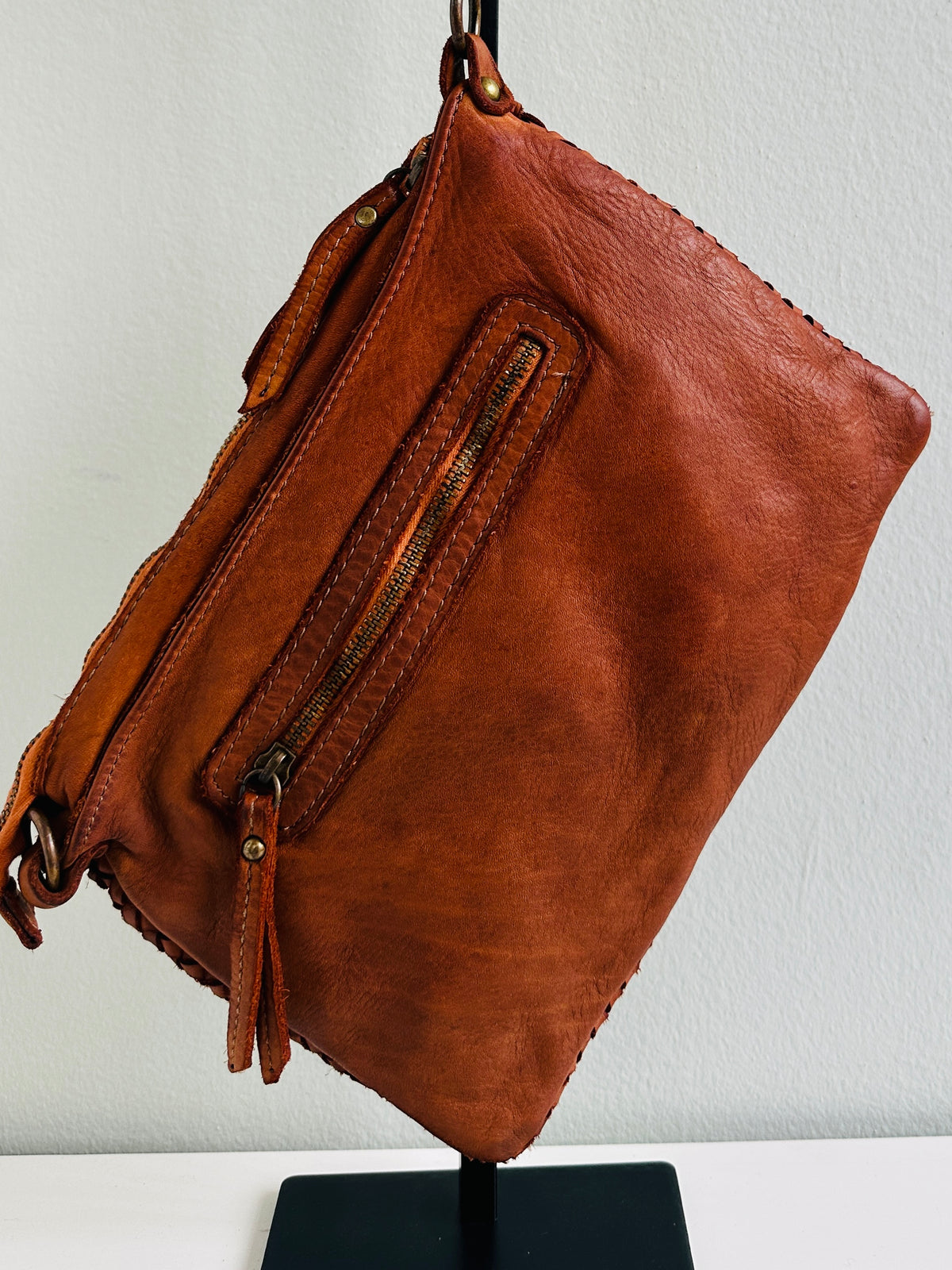 Borsa 100% pelle intrecciata con tracolla regolabile e removibile. Tasca interna con zip e tasca esterna sul retro con zip.  