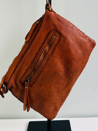 Borsa 100% pelle intrecciata con tracolla regolabile e removibile. Tasca interna con zip e tasca esterna sul retro con zip.  