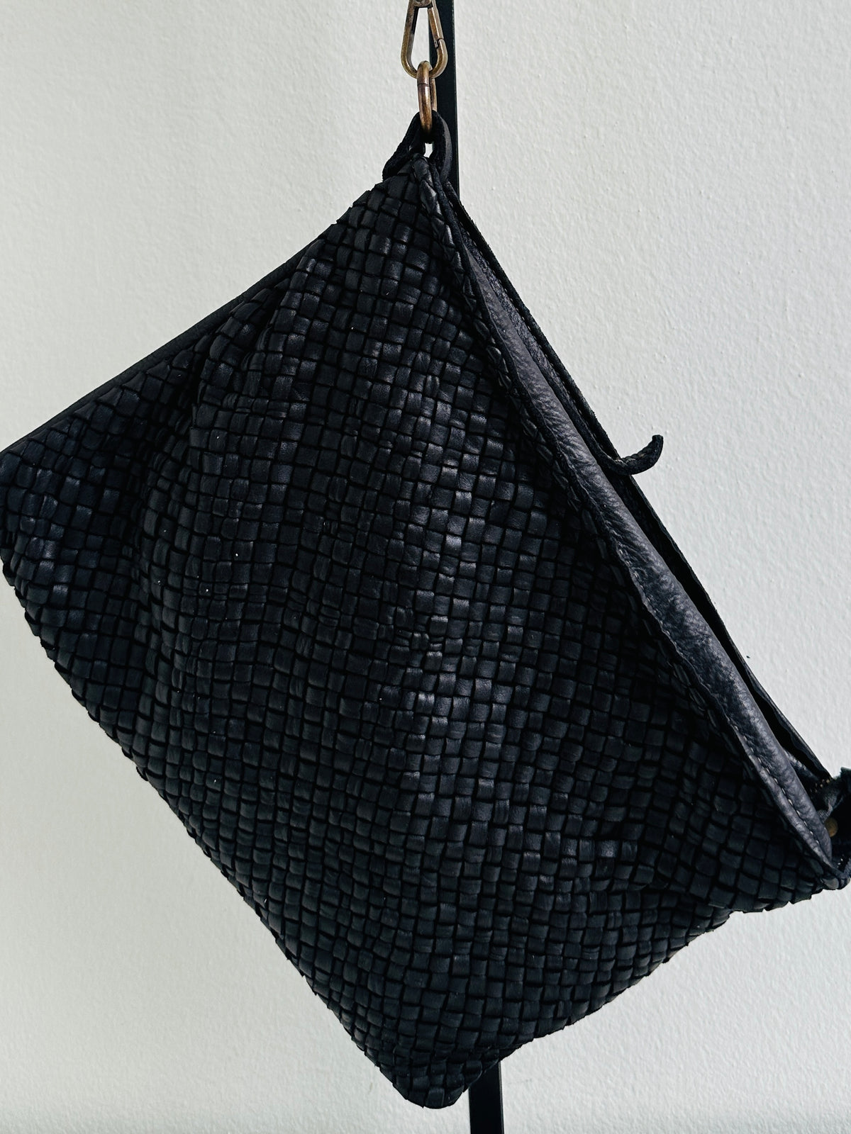 Borsa 100% pelle intrecciata con tracolla regolabile e removibile. Tasca interna con zip e tasca esterna sul retro con zip. 