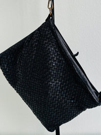 Borsa 100% pelle intrecciata con tracolla regolabile e removibile. Tasca interna con zip e tasca esterna sul retro con zip. 