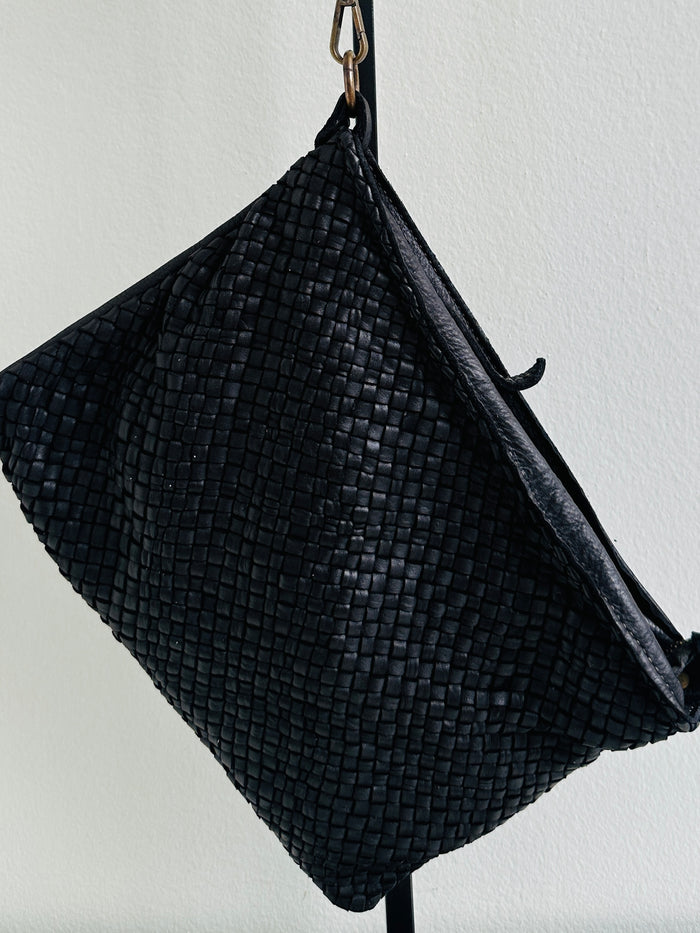 Borsa 100% pelle intrecciata con tracolla regolabile e removibile. Tasca interna con zip e tasca esterna sul retro con zip. 