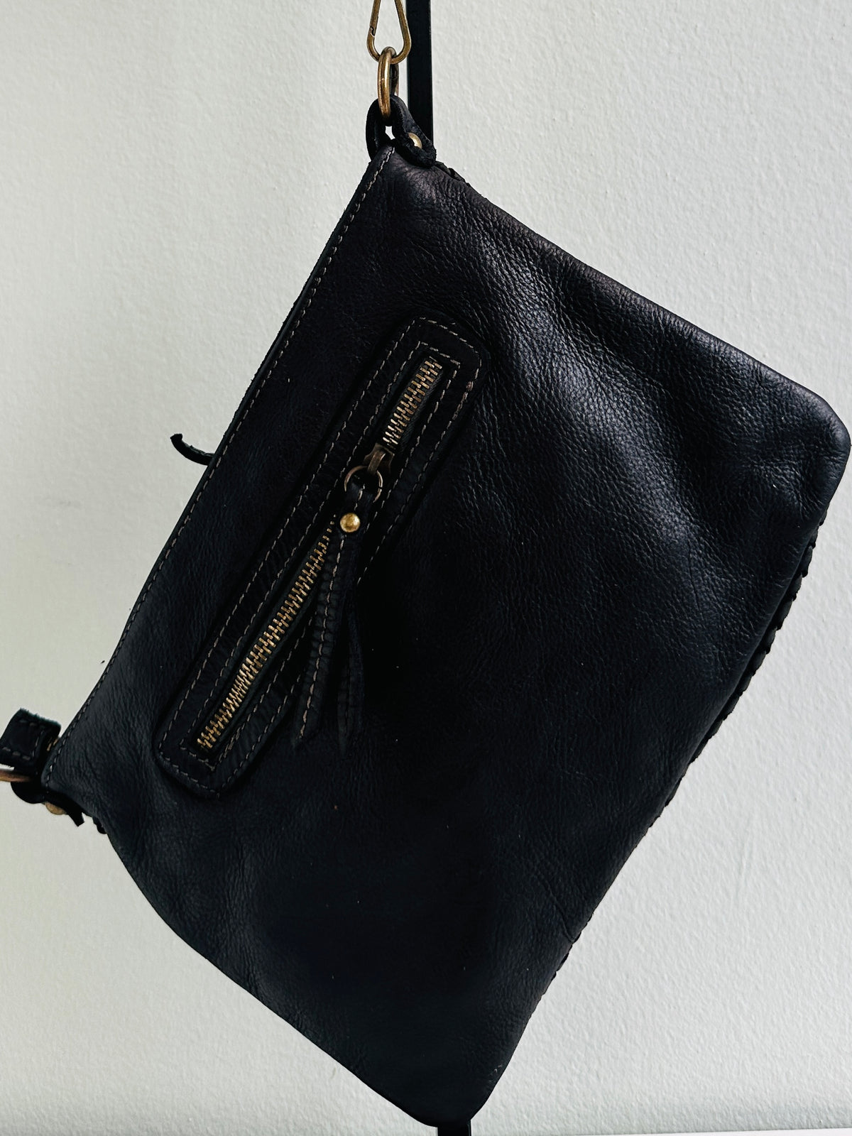 Borsa 100% pelle intrecciata con tracolla regolabile e removibile. Tasca interna con zip e tasca esterna sul retro con zip.  