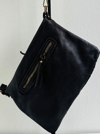 Borsa 100% pelle intrecciata con tracolla regolabile e removibile. Tasca interna con zip e tasca esterna sul retro con zip.  