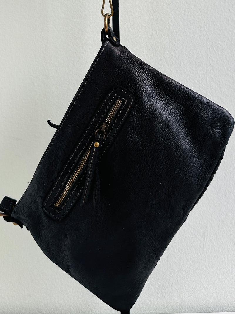 Borsa 100% pelle intrecciata con tracolla regolabile e removibile. Tasca interna con zip e tasca esterna sul retro con zip.  