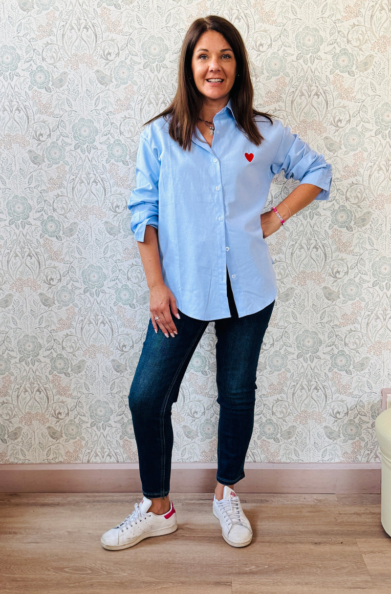 Camicia a manica lunga con colletto e dettaglio cuore ricamato. Taglio regolare e vestibilità morbida. Outfit Must-Haves Made in Italy. TU fino alla 46/48   
