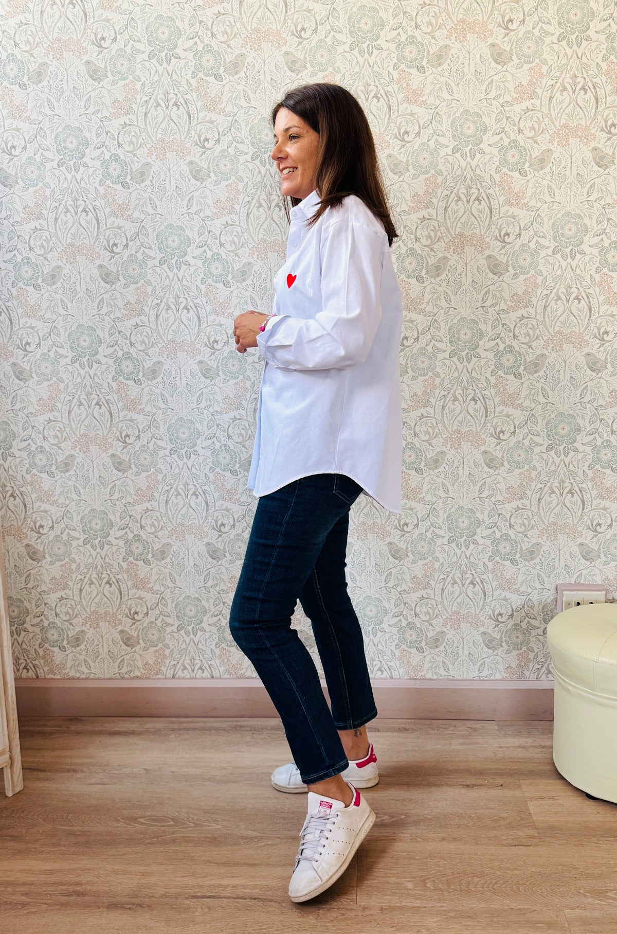 Camicia a manica lunga con colletto e dettaglio cuore ricamato. Taglio regolare e vestibilità morbida. Outfit Must-Haves Made in Italy. TU fino alla 46/48  