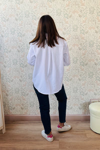 Camicia a manica lunga con colletto e dettaglio cuore ricamato. Taglio regolare e vestibilità morbida. Outfit Must-Haves Made in Italy. TU fino alla 46/48  