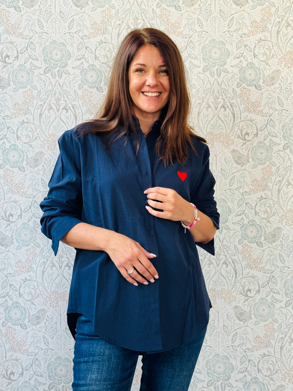 Camicia a manica lunga con colletto e dettaglio cuore ricamato. Taglio regolare e vestibilità morbida. Outfit Must-Haves Made in Italy. TU fino alla 46/48  