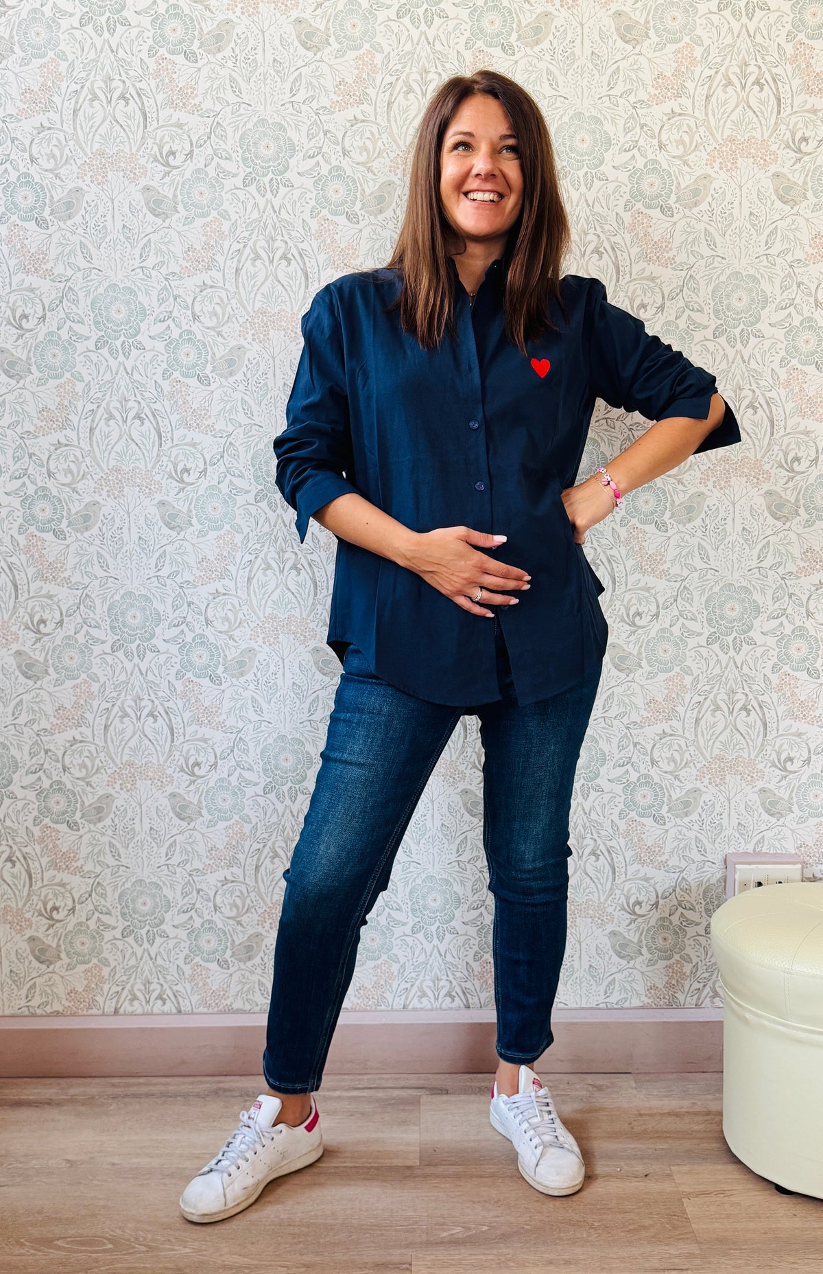 Camicia a manica lunga con colletto e dettaglio cuore ricamato. Taglio regolare e vestibilità morbida. Outfit Must-Haves Made in Italy. TU fino alla 46/48  