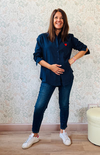 Camicia a manica lunga con colletto e dettaglio cuore ricamato. Taglio regolare e vestibilità morbida. Outfit Must-Haves Made in Italy. TU fino alla 46/48  