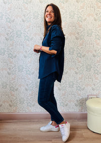 Camicia a manica lunga con colletto e dettaglio cuore ricamato. Taglio regolare e vestibilità morbida. Outfit Must-Haves Made in Italy. TU fino alla 46/48 