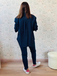 Camicia a manica lunga con colletto e dettaglio cuore ricamato. Taglio regolare e vestibilità morbida. Outfit Must-Haves Made in Italy. TU fino alla 46/48 