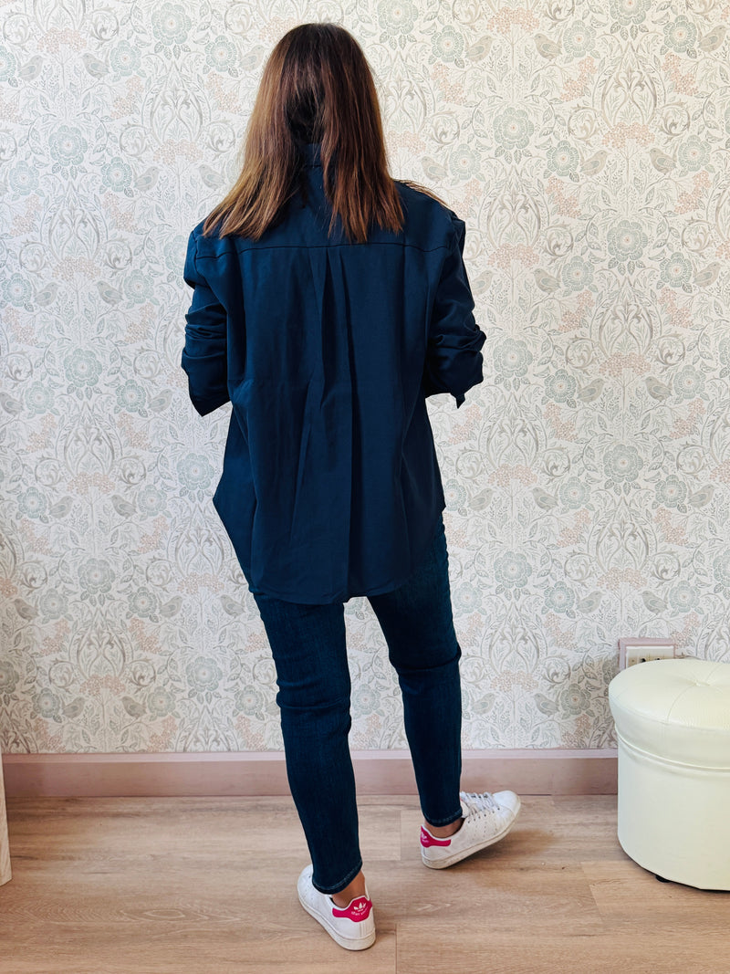 Camicia a manica lunga con colletto e dettaglio cuore ricamato. Taglio regolare e vestibilità morbida. Outfit Must-Haves Made in Italy. TU fino alla 46/48 