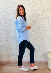 Camicia a manica lunga con colletto e dettaglio cuore ricamato. Taglio regolare e vestibilità morbida. Outfit Must-Haves Made in Italy. TU fino alla 46/48   