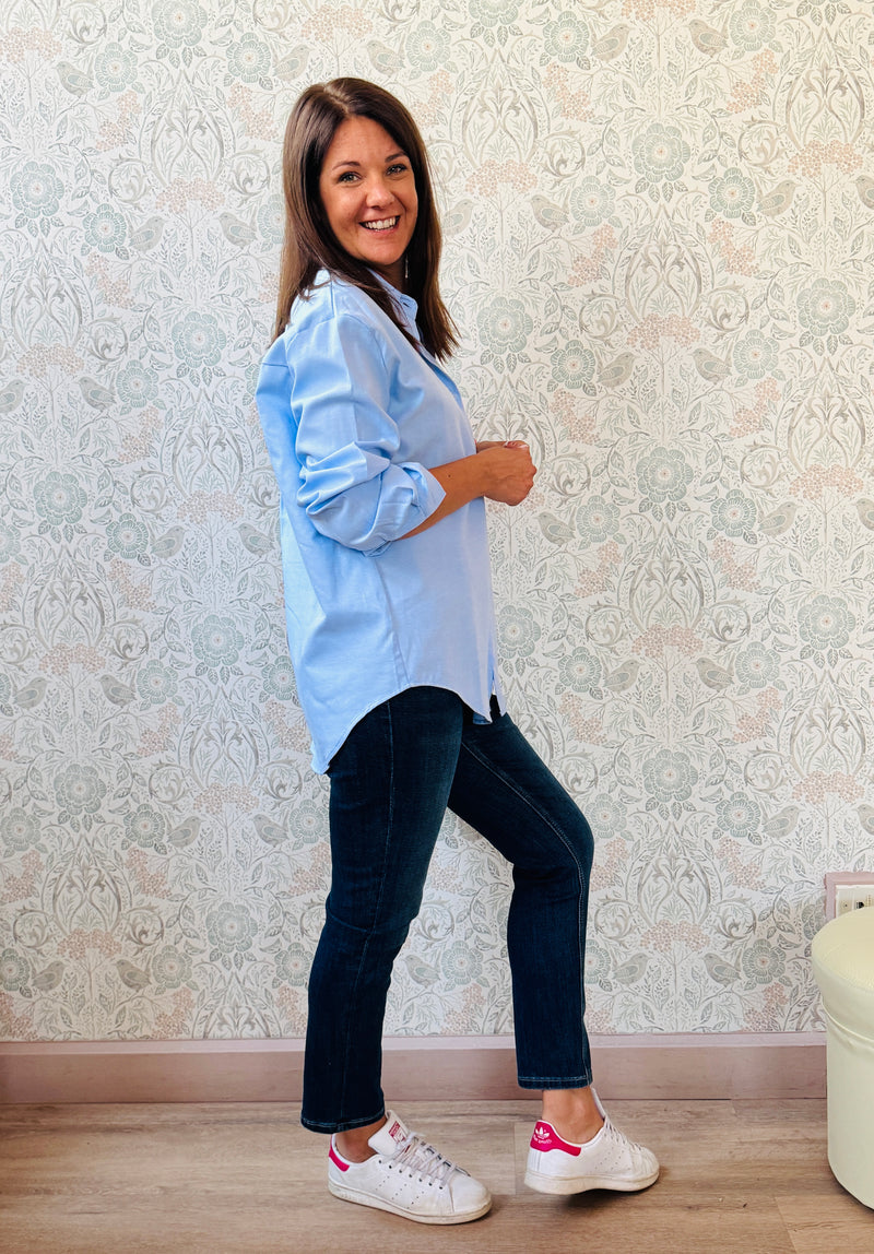 Camicia a manica lunga con colletto e dettaglio cuore ricamato. Taglio regolare e vestibilità morbida. Outfit Must-Haves Made in Italy. TU fino alla 46/48   