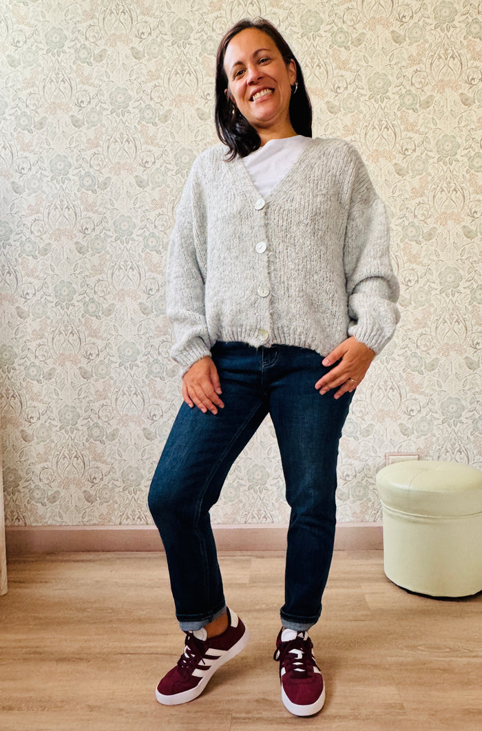 Cardigan da donna a trama grossa, scollo a V profondo e bottoni in madre perla. Vestibilità morbida e ampia. 