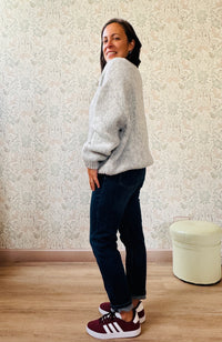 Cardigan da donna a trama grossa, scollo a V profondo e bottoni in madre perla. Vestibilità morbida e ampia. 