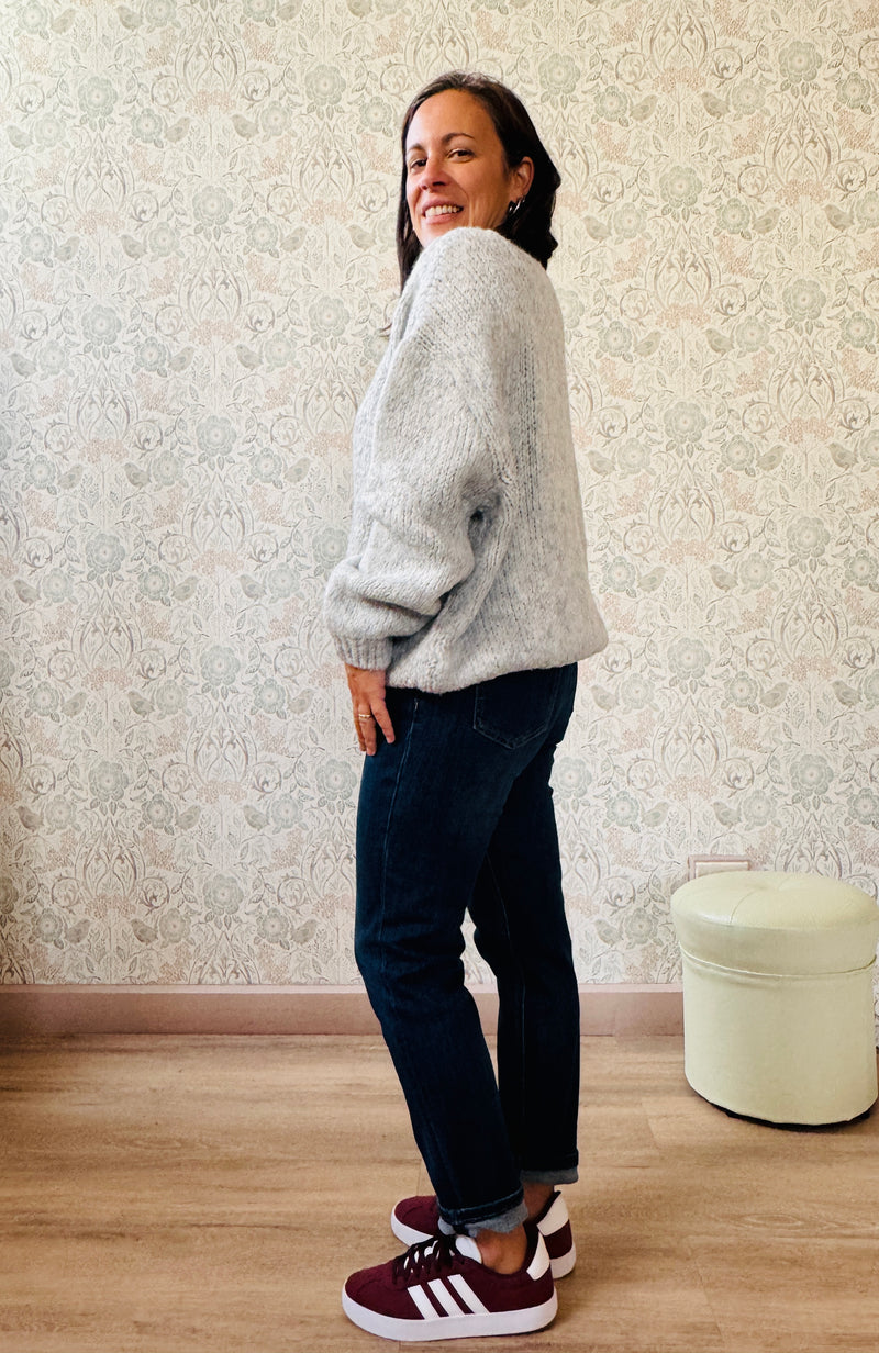 Cardigan da donna a trama grossa, scollo a V profondo e bottoni in madre perla. Vestibilità morbida e ampia. 