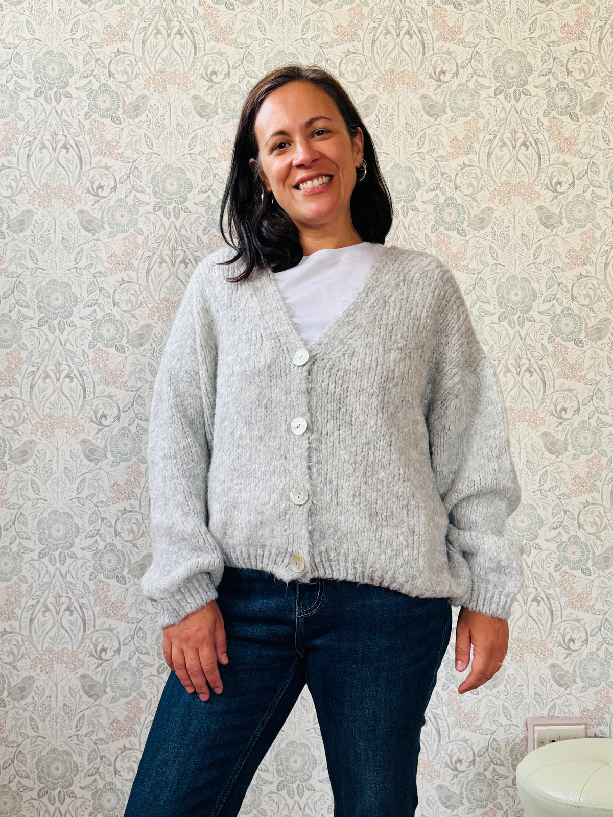 Cardigan da donna a trama grossa, scollo a V profondo e bottoni in madre perla. Vestibilità morbida e ampia. 