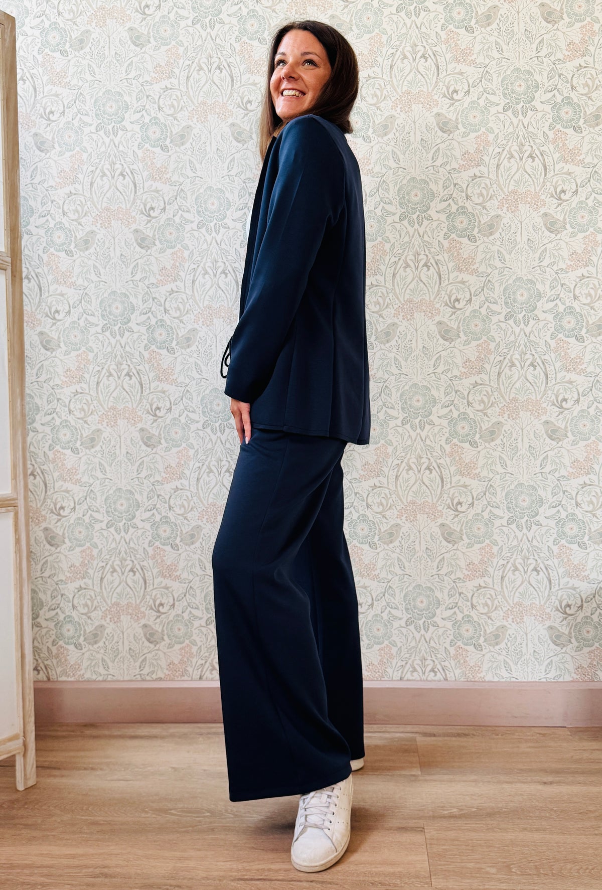 Completo composto da pantalone taglio palazzo con elastico in vita e coulisse e blazer aperto con colletto. Vestibilità morbida e molto versatile.