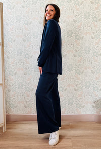 Completo composto da pantalone taglio palazzo con elastico in vita e coulisse e blazer aperto con colletto. Vestibilità morbida e molto versatile.