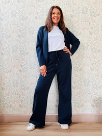 Completo composto da pantalone taglio palazzo con elastico in vita e coulisse e blazer aperto con colletto. Vestibilità morbida e molto versatile.