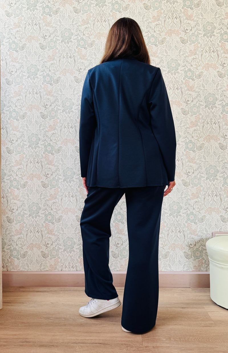 Completo composto da pantalone taglio palazzo con elastico in vita e coulisse e blazer aperto con colletto. Vestibilità morbida e molto versatile. 