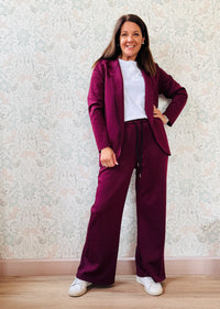 Completo composto da pantalone taglio palazzo con elastico in vita e coulisse e blazer aperto con colletto. Vestibilità morbida e molto versatile. 