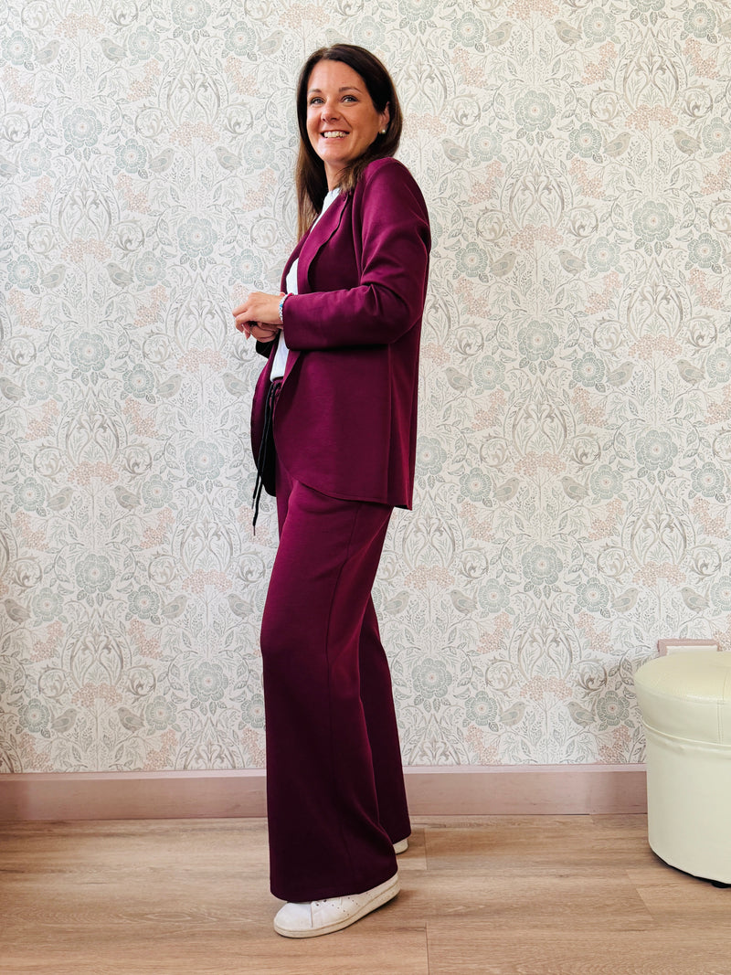 Completo composto da pantalone taglio palazzo con elastico in vita e coulisse e blazer aperto con colletto. Vestibilità morbida e molto versatile. 