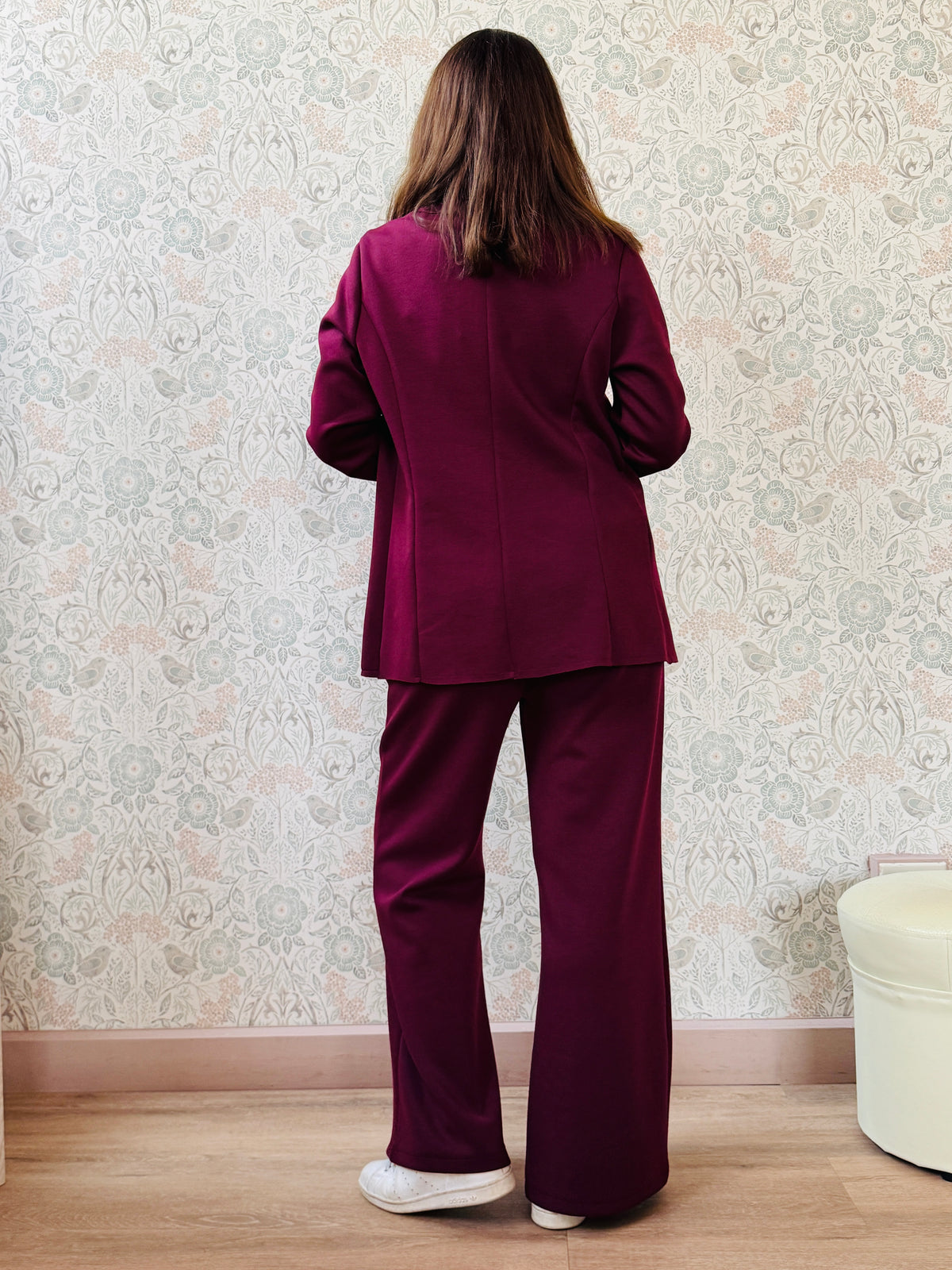 Completo composto da pantalone taglio palazzo con elastico in vita e coulisse e blazer aperto con colletto. Vestibilità morbida e molto versatile. 