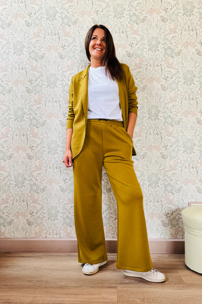Completo composto da pantalone taglio palazzo con elastico in vita e coulisse e blazer aperto con colletto. Vestibilità morbida e molto versatile.
