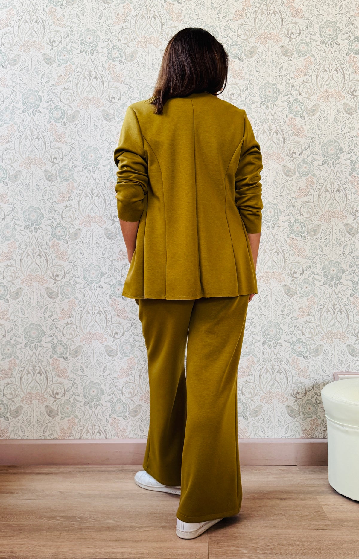 Completo composto da pantalone taglio palazzo con elastico in vita e coulisse e blazer aperto con colletto. Vestibilità morbida e molto versatile.