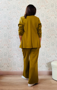 Completo composto da pantalone taglio palazzo con elastico in vita e coulisse e blazer aperto con colletto. Vestibilità morbida e molto versatile.
