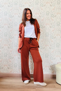 Completo composto da pantalone taglio palazzo con elastico in vita e coulisse e blazer aperto con colletto. Vestibilità morbida e molto versatile. 