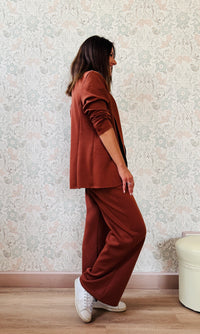 Completo composto da pantalone taglio palazzo con elastico in vita e coulisse e blazer aperto con colletto. Vestibilità morbida e molto versatile. 