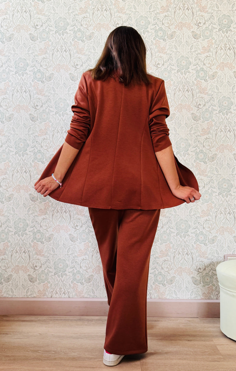 Completo composto da pantalone taglio palazzo con elastico in vita e coulisse e blazer aperto con colletto. Vestibilità morbida e molto versatile. 