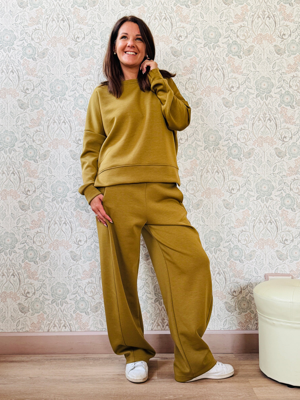 Completo composto da: Pantaloni con elastico in vita, taglio baggy e tasche sui fianchi. Felpa con scollo tondo ampia, svasata e con spacchetti laterali. 