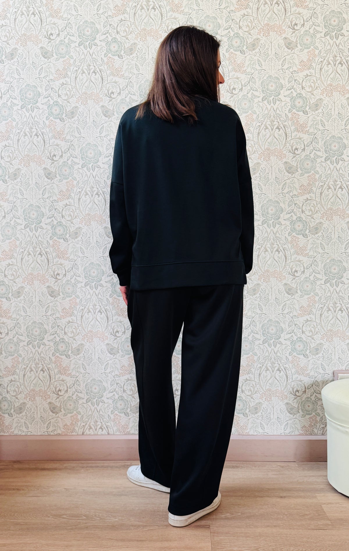 Completo composto da: Pantaloni con elastico in vita, taglio baggy e tasche sui fianchi. Felpa con scollo tondo ampia, svasata e con spacchetti laterali. 