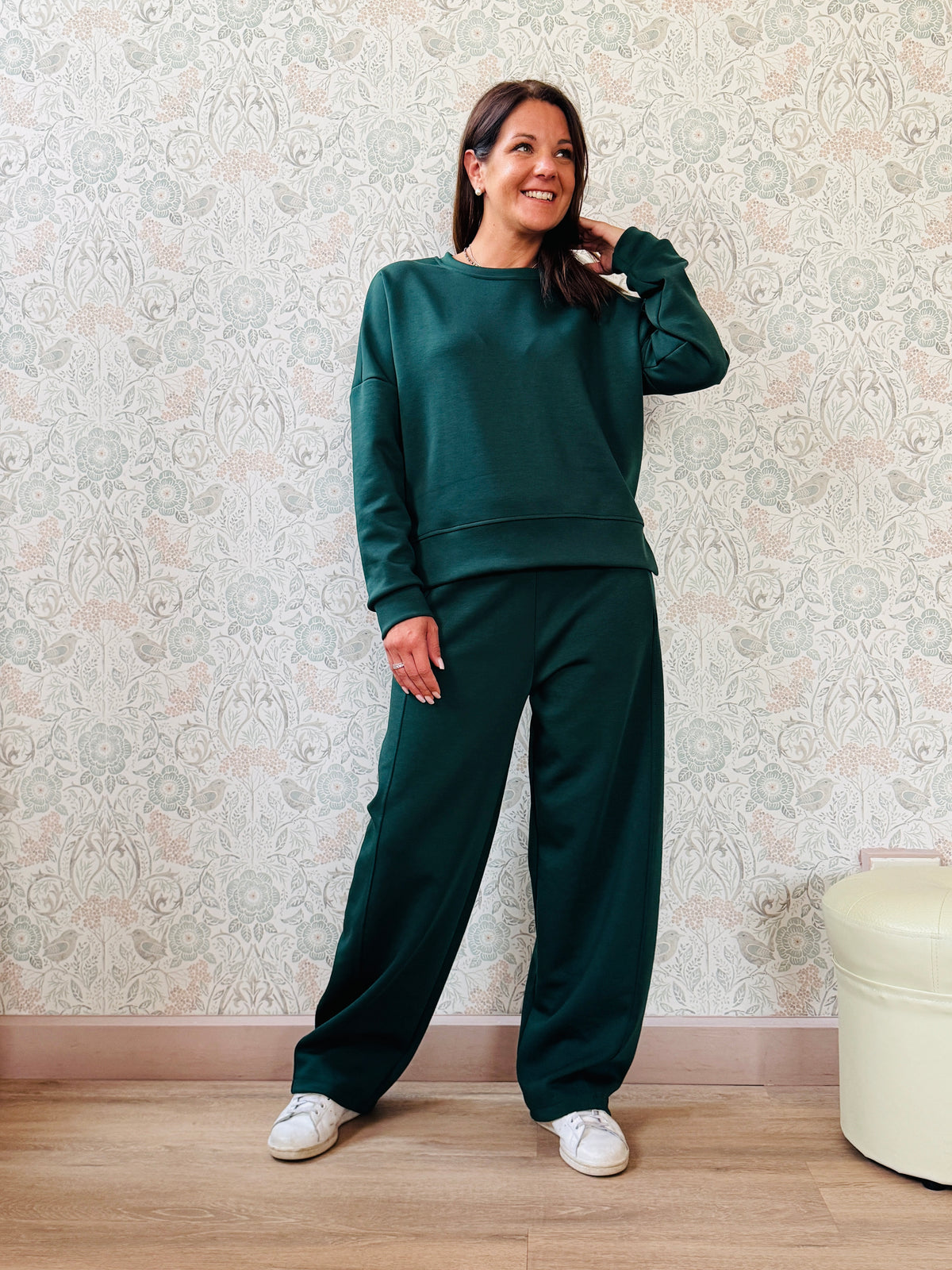 Completo composto da: Pantaloni con elastico in vita, taglio baggy e tasche sui fianchi. Felpa con scollo tondo ampia, svasata e con spacchetti laterali. 