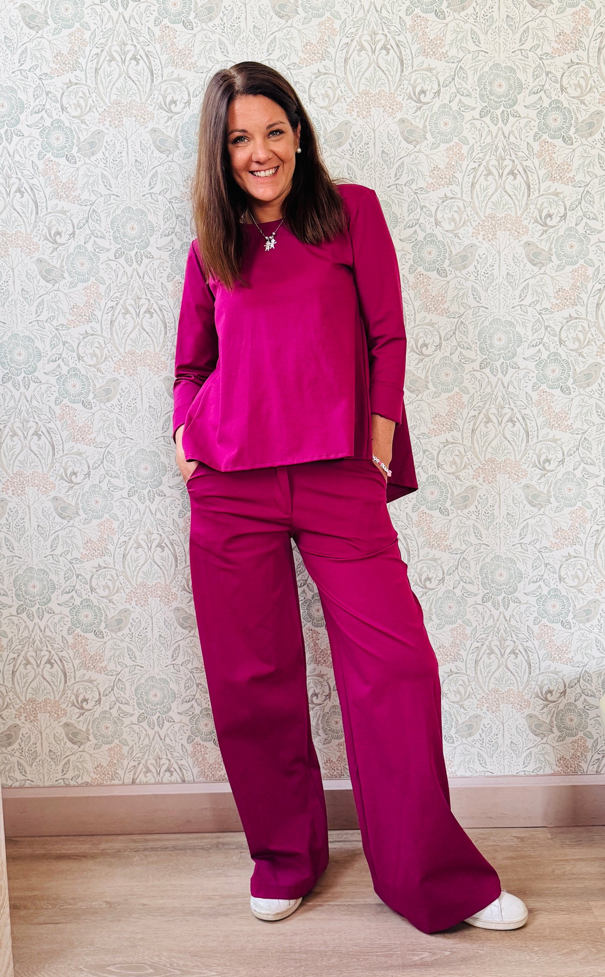 Completo composto da pantaloni con chiusura con zip e cerniera ed elastico sul retro. Taglio a palazzo. Felpa con scollo tondo dal taglio ampio e svasato.   