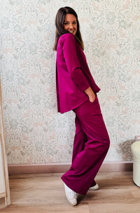 Completo composto da pantaloni con chiusura con zip e cerniera ed elastico sul retro. Taglio a palazzo. Felpa con scollo tondo dal taglio ampio e svasato.   