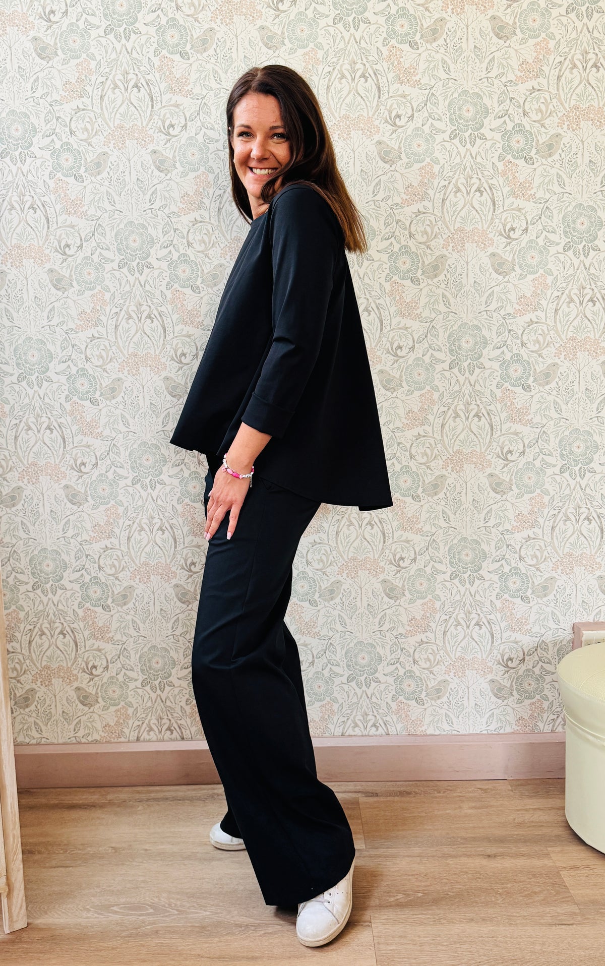 Completo composto da pantaloni con chiusura con zip e cerniera ed elastico sul retro. Taglio a palazzo. Felpa con scollo tondo dal taglio ampio e svasato.  