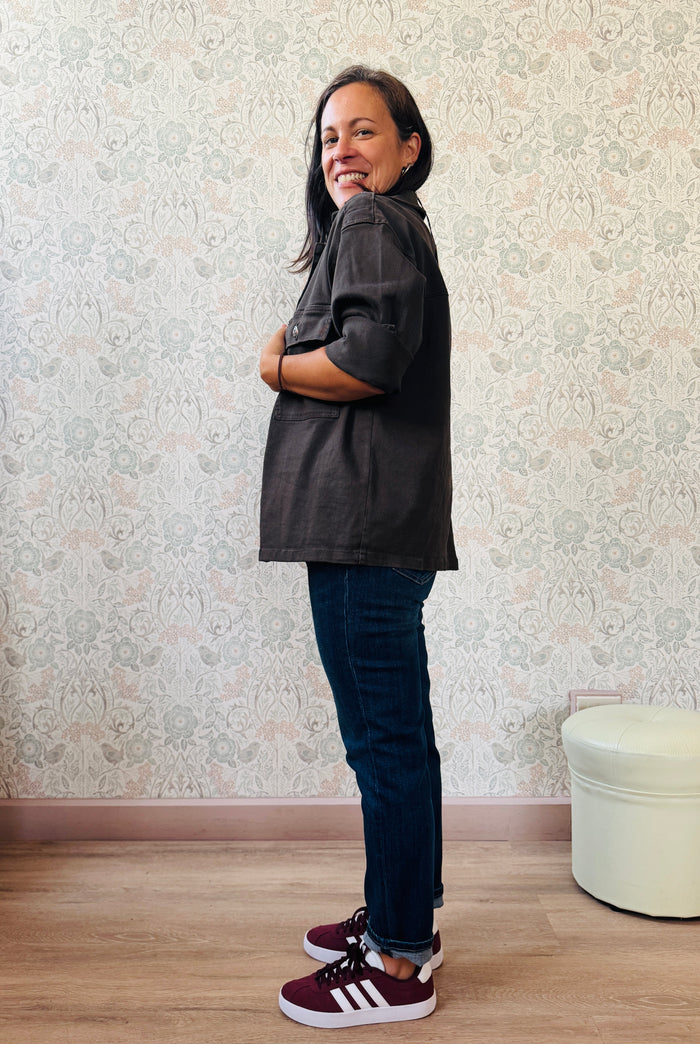 Giacca da donna, marrone scuro, taglio regolare, colletto e tasche sul davanti. Vestibilità morbida. Outfit Must-Haves Made in Italy. Dalla taglia alla S40 alla L44  