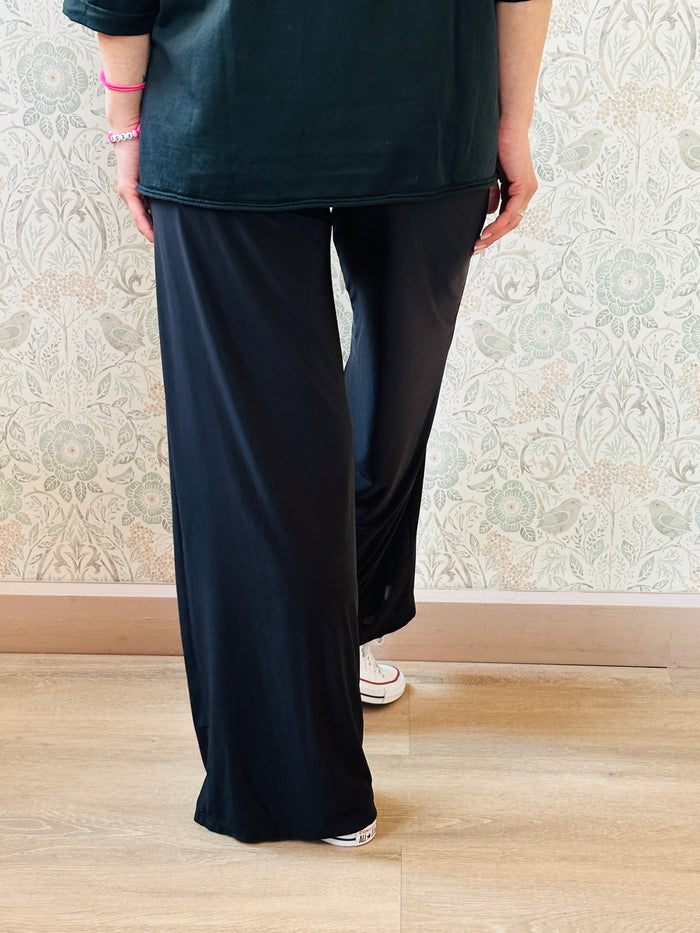 Pantaloni morbidi elasticizzati con banda ed elastico in vita.